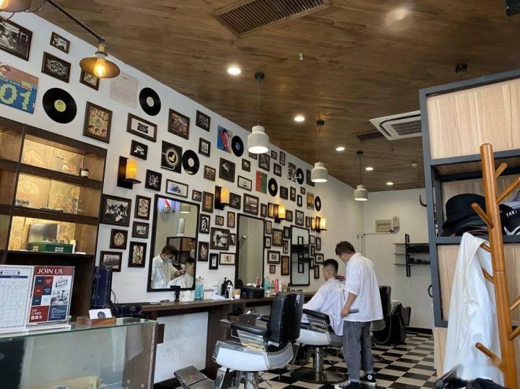 想剪个头发因为是女的被拒在门外,杭州一些理发店只剪男头,每天还要
