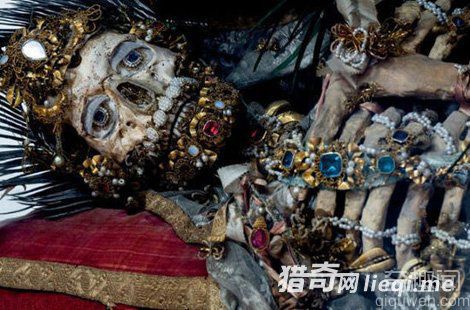 墓穴400年骷髅全身镶满珠宝 生前是贵族