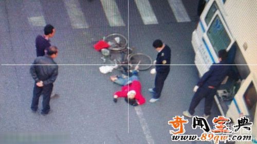 上海:卡车碾压祖孙 孩子目睹外婆身亡(现场组图)