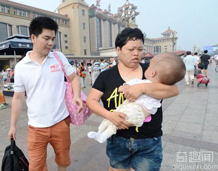 杭州乞讨大头娃娃进京治病 患脑积水1岁头围超成人