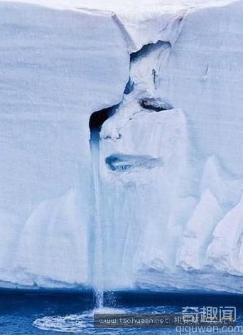抓拍冰川融化时呈现出一张“哭泣的面孔”