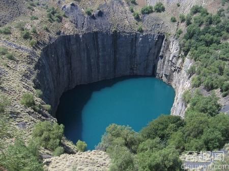 世界十大最壮观坑洞 令人惊叹壮观的大自然杰作