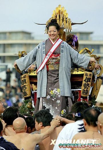 日本成人礼仪式：赤身裸体抬神轿入海