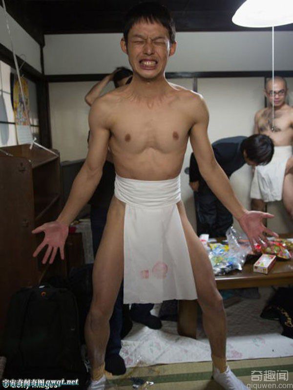 震撼日本裸体节：数百名裸身男女争夺幸运棒