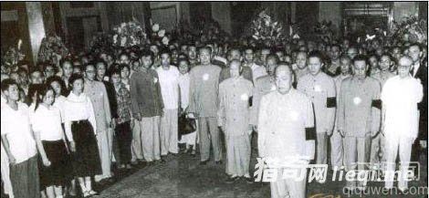 毛泽东为何缺席总理追悼会的幕后真相
