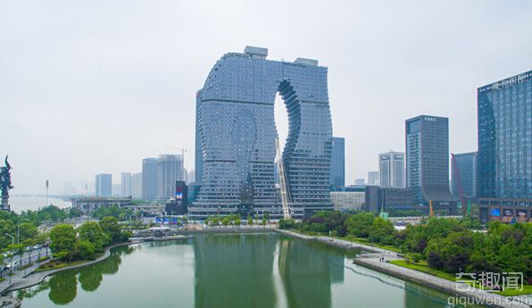 杭州惊现奇葩建筑 好似一条腿软的西裤