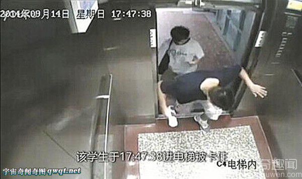 厦门华侨大学：大学生被电梯卡死 全过程视频曝光
