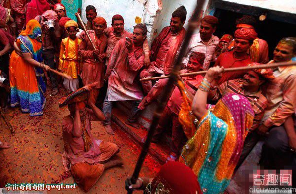 印度传统棒打男人节：妇女用竹竿打男人