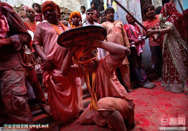 印度传统棒打男人节：妇女用竹竿打男人