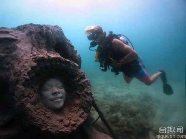 泰国龟岛海底惊现神秘人脸 吓懵了游客