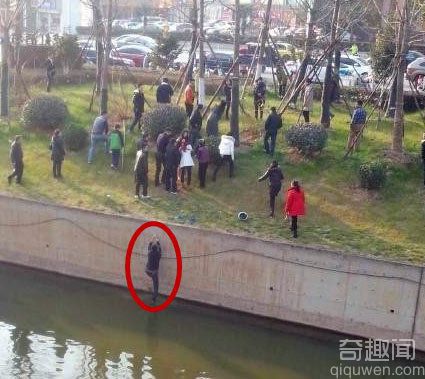 南京裸女跳河被围观 救助者被遗忘无人拉其上岸