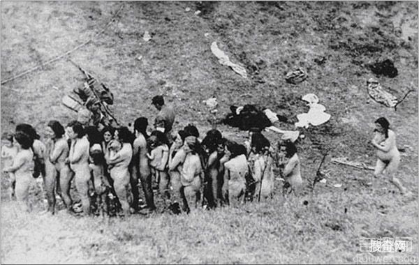 纳粹屠杀裸体犹太妇女(真实镜头)