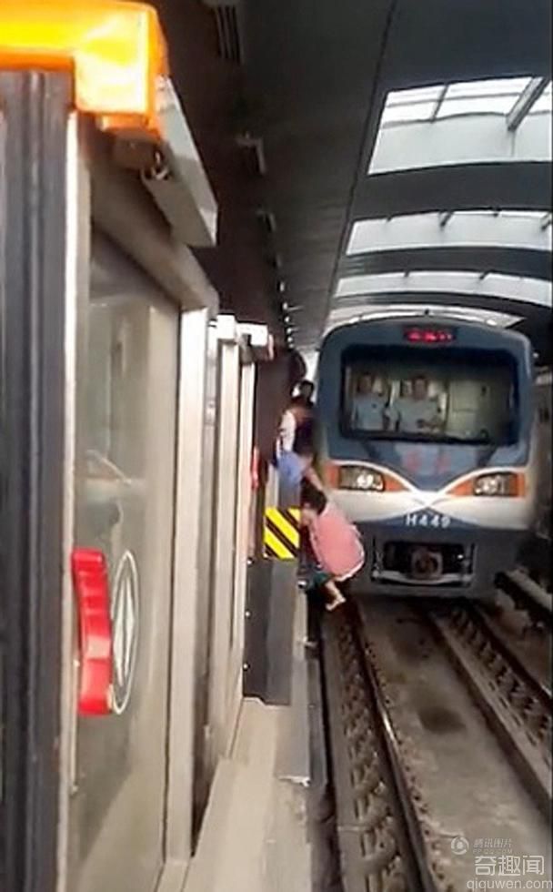北京孕妇晕倒跌落地铁 列车两米外幸运紧急停车