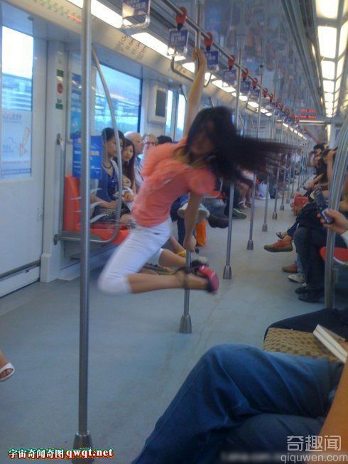 女子在地铁车厢里大跳钢管舞 走光露出小内内
