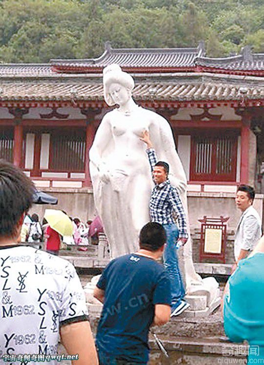 盘点女雕像惨遭袭胸事件 陕西革命旧址女雕像遭游客袭胸亲脸