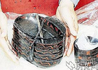 荆州汉代古墓出土罕见丝绸棺罩