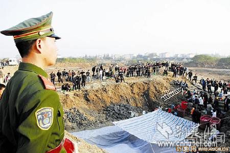 荆州汉代古墓出土罕见丝绸棺罩