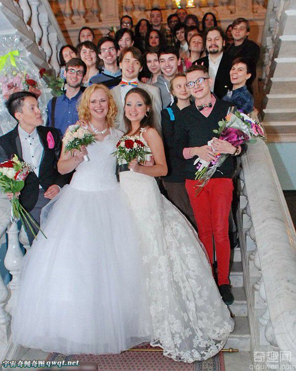 俄罗斯男子变形后与女友结婚 成第一对合法结婚女同性恋
