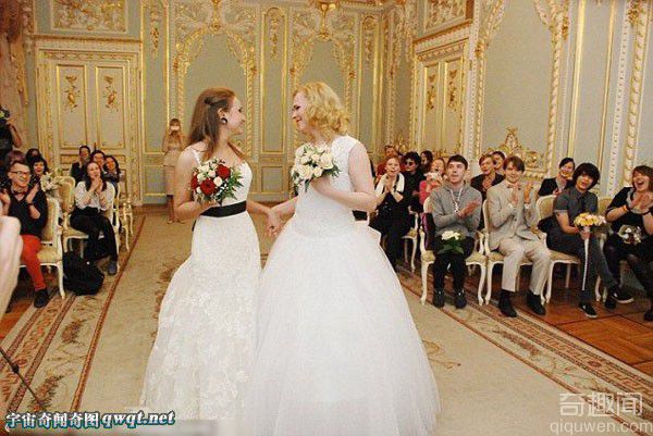 俄罗斯男子变形后与女友结婚 成第一对合法结婚女同性恋