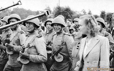 美女记者在哈尔滨采访苏联红军对日作战