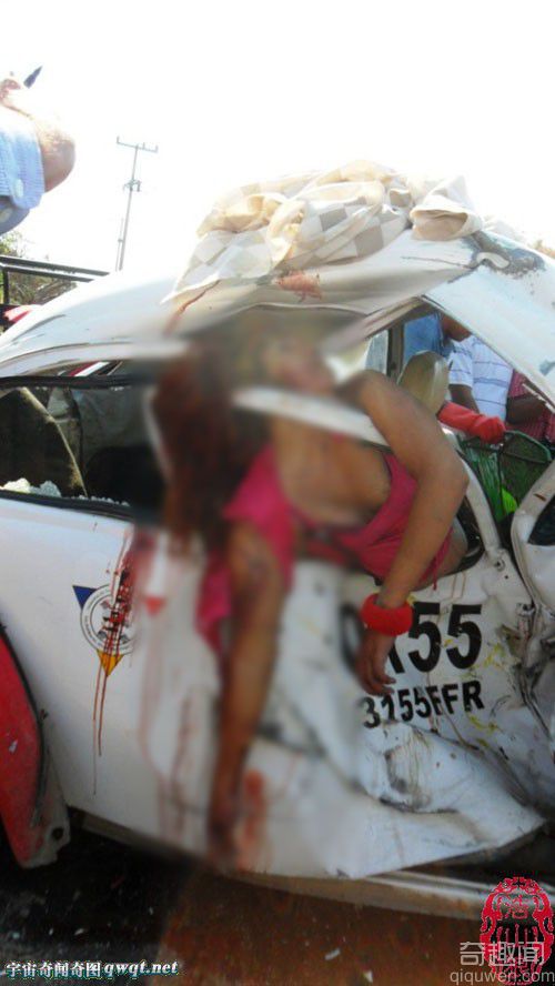 墨西哥：两辆出租车迎头相撞 性感女郎与司机惨死遭秧