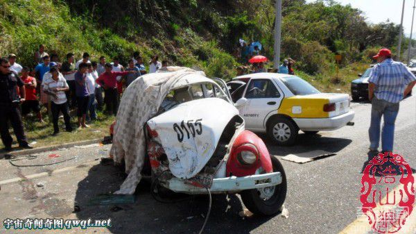 墨西哥：两辆出租车迎头相撞 性感女郎与司机惨死遭秧