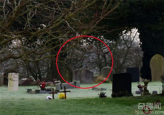 真实鬼魂图片！英国一男子无意间拍摄到墓地鬼魂