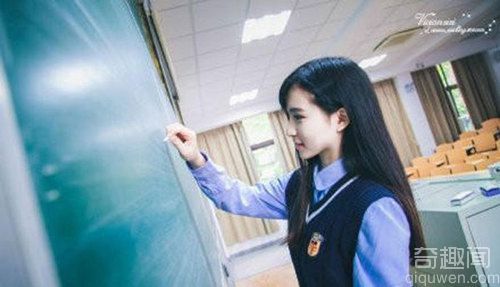 厦门最美校服女生走红网络 成绩优异被保送到上海高校