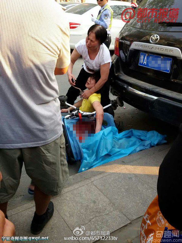 郑州市丰乐路：宝马司机撞死半岁婴儿