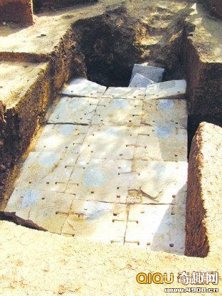 江苏南京南唐时期古墓发现盗洞封顶巨石被撬开