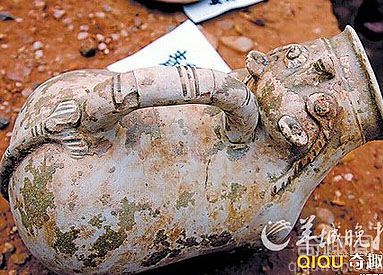 江苏南京南唐时期古墓发现盗洞封顶巨石被撬开