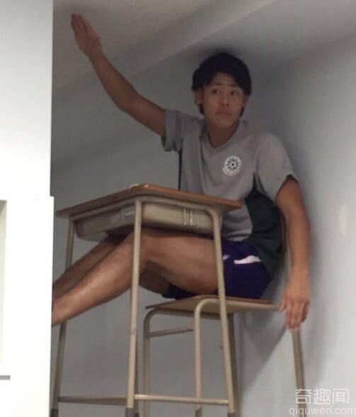 日本一位可怜虫被同学排挤 竟坐在天花板上了