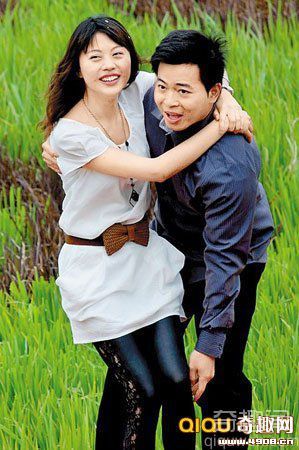 [图片]台湾男子用稻田巨幅彩绘求婚 女友感动落泪深情拥吻
