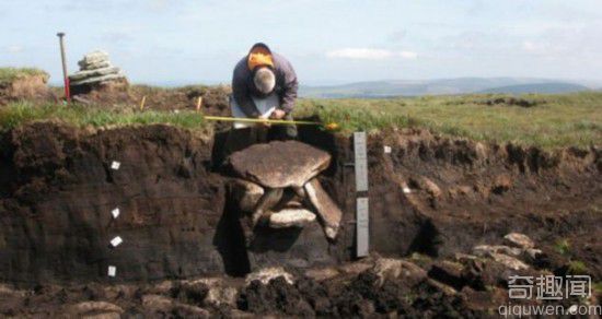 英国发现4000年前年轻公主墓 大量珍宝陪葬品