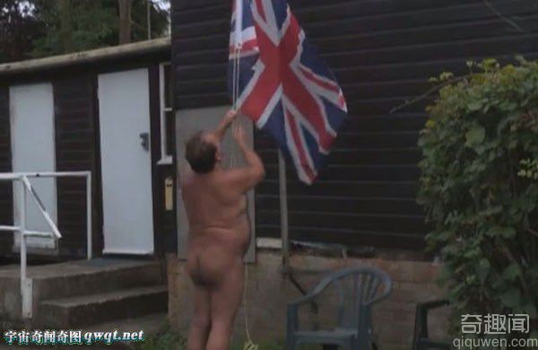 首度公开英国神秘裸体村的日常生活照