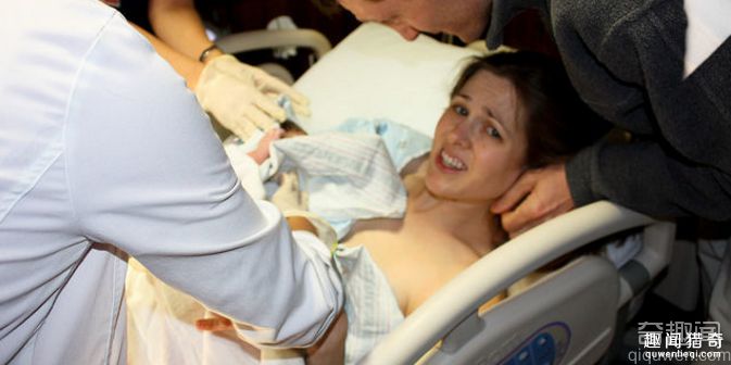 为阻止孩子出生 护士竟把胎儿塞回阴道