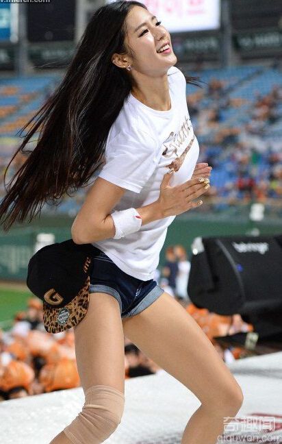 韩国棒球女神朴姬兰摸胸热舞
