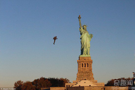男子发明飞行背包游览纽约的自由女神像