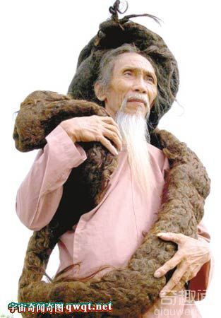 越南老头蓄发长达6.8米 堪称世界最长