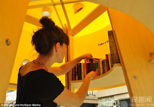世界上最小的图书馆 只能放下四十本书籍