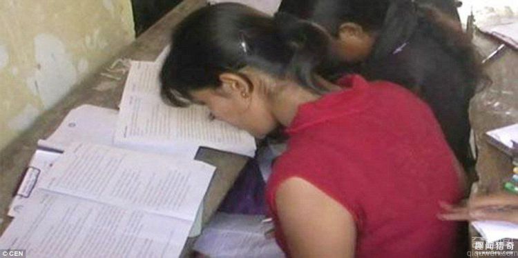 印度民众冒死爬上高楼 只是为了帮助孩子考试作弊
