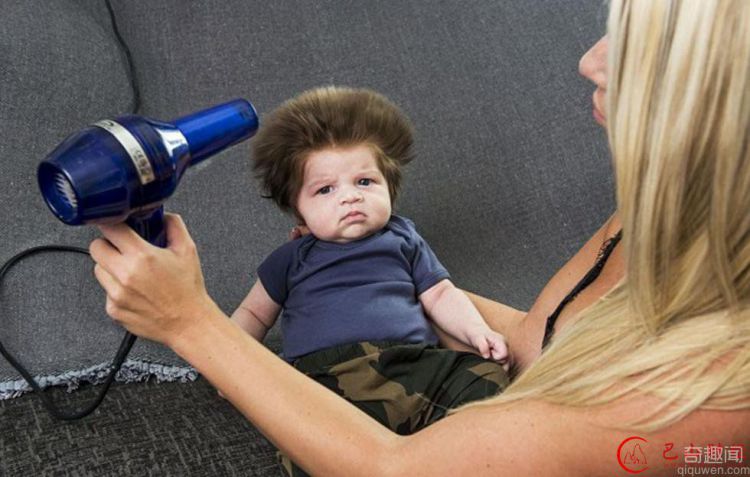 两个月大婴儿头发疯长 理发都要花两小时