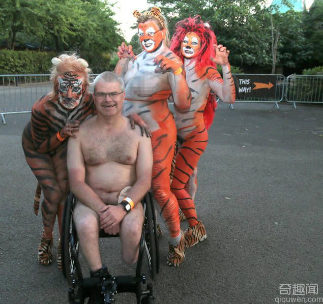 伦敦动物园百人裸奔 意为伦敦动物园老虎募捐