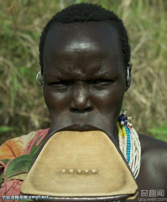 非洲部落女子到了青春期要刺穿唇部戴圆盘