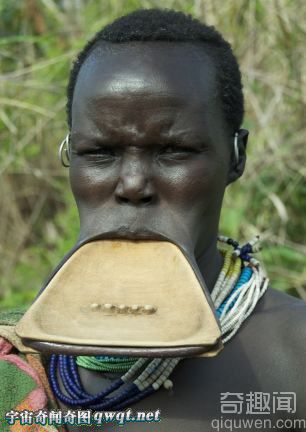非洲部落女子到了青春期要刺穿唇部戴圆盘