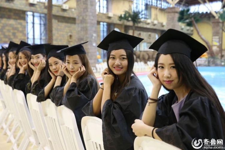 女大学生拍比基尼毕业照  张扬个性不拘束服