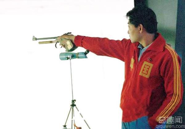 中国第一位奥运冠军 如今在做什么