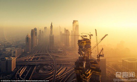 迪拜大楼云雾笼罩 唯美呈现视觉盛宴