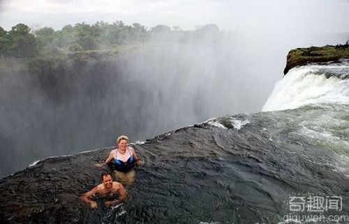 维多利亚瀑布天然形成的岩石水池被称为魔鬼池