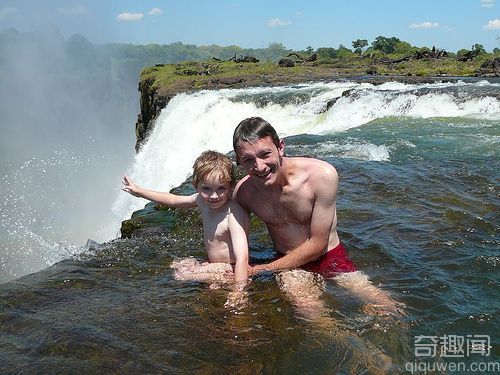 维多利亚瀑布天然形成的岩石水池被称为魔鬼池